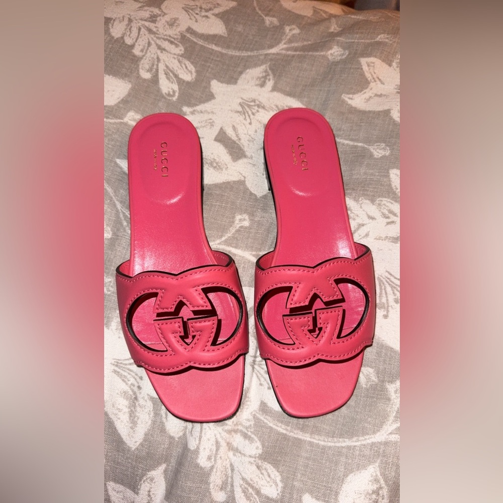 Authentic Gucci - interlocking G-cut out slide sandal